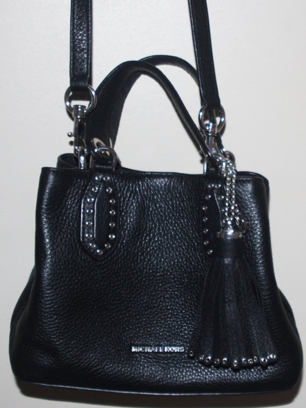 17a   EC MICHAEL KORS BLACK LEATHER PURSE